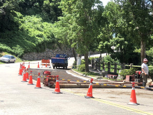 搭機返台鄉親遊客必經的八八坑道對向道路,近日因路面改善施作而開挖,廠商提醒來往行人及機車騎士密切注意,以策安全。(圖/文:曹重偉)