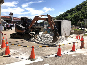 　近日經過酒廠前方請注意！馬祖酒廠正進行不鏽鋼伸縮大門更新，施工期間大門無法進出，入場參觀請改由左側的警衛室門口進出。（圖／文：曹重偉）