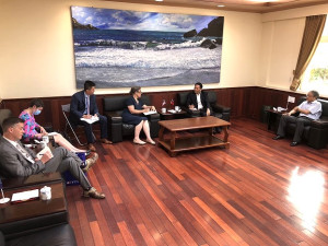 美國在臺協會處長孫曉雅上午拜訪縣長王忠銘,盛讚馬祖風光明媚、民眾熱情好客,很有回家的感覺。(圖/文:曹重偉)