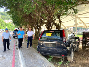 福澳運動場周邊植栽雜亂、廢棄物、汽機車閒置問題教育處已協請相關單位進行現場會勘,唯獨一輛閒置的無牌車輛待人認領。(圖:縣府提供)