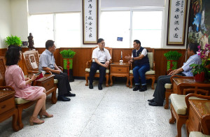 　福建高等檢察署金門檢察分署檢察長毛有增28日首度抵馬參訪，下午在連江檢察長謝謂誠陪同下拜訪縣長王忠銘。（圖／文：曹重偉）