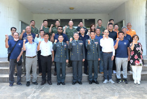 　東引地區指揮部指揮官任職布達交接典禮，陸軍副司令王紹華中將主持。鄉長林德建、鄉代會主席陳子驎、鄉代表、村長與地方機關單位主官管到場觀禮。（圖／文：陳其敏）