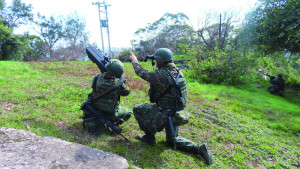 官兵模擬使用干擾槍。（圖：簡慈儒）