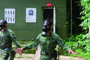 官兵進入毒氣室後，在室外消散沾染之殘留物。（圖：陳凱煜）