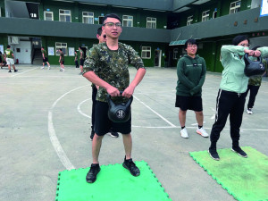 　官兵施測壺鈴平舉。（圖：馬武羣）