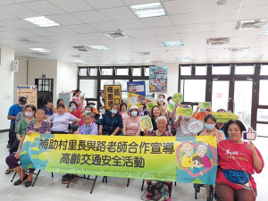 6場高齡者交通安全宣講,溫馨說明高齡者騎車安全技巧與安全的重要性。(圖:教育處提供)