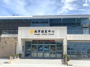 　為緩解遊客在戶外高溫炎熱帶來的煩躁情緒，南竿遊客中心、民俗文物館是暫時降溫的室內場所好選擇。（圖／文：林冰芳）