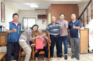 介壽村中隴朱寶金女士7月1日過85歲生日,縣長王忠銘、衛福局長陳美金及公所秘書徐雲輝登門祝壽,喜氣洋洋。(圖:連江縣衛福局)