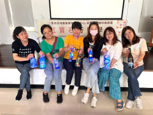 「紅寶石行動學堂」接連兩日於東莒老人活動中心進行一系列洛神花產品製作,以及手工藝品DIY體驗。(圖/文:蔡夢玲)