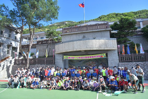 　連江縣112年度國中童軍大露營活動2日舉辦開幕儀式，開啟為期三天戶外與大自然為伍體驗生活。（圖：中山國中）