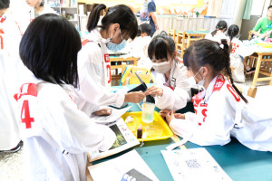 112年國中小科學營2日登場,幫助同學整合學習並運用創意科學實驗激發興趣。(圖:教育處)
