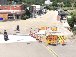 南竿鄉排水系統改善工程持續進行,清水廣場往福澳方向養護期過後,隨即展開另一側開挖,附近鄉親感嘆交通黑暗期還在持續。(圖/文:曹重偉)