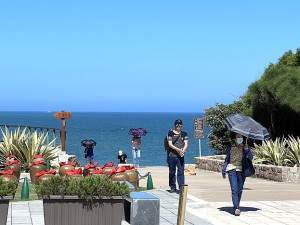 酷夏炎熱,馬祖2日最高溫來到31.6度,預報未來一週都會達30度以上高溫,路上觀光客都做好防曬工作。(圖/文:馮紹夫)