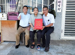 津沙村劉陳唐妹先生3日過85歲生日,縣長王忠銘上午9時會同鄉長林志東及工作人員登門祝壽。(圖:連江縣政府)