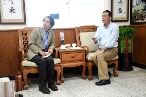 　專門研究台灣政治的日本學者小笠原欣幸3日訪問縣長王忠銘。（圖／文：曹重偉）