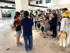 介壽國小六年級歐子寧幸運成為運行22年來小三通客運航線第666666位乘客,喜獲大禮包。(圖:教育處提供)