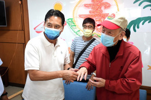 　大同之家曹德水先生98歲生日，縣長王忠銘、鄉長林志東前往祝壽，幫老人家戴上90歲以上才有的金戒指，喜氣洋洋。（圖／文：曹重偉）