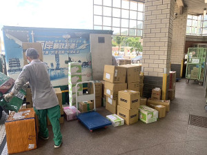 頂著大太陽整理運送郵件包裹,郵務士們辛苦了,謝謝您們!(圖/文:林冰芳)