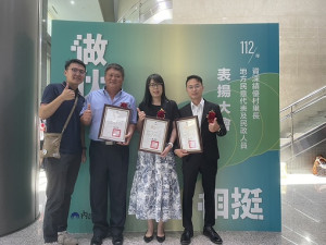 全國績優民政人員，黃寶清(左2)、王巧婷(右2)、林文斌(右1)獲表揚