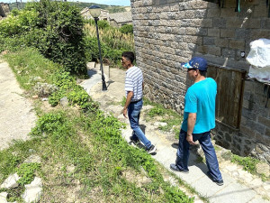 陳樂禮與陳金華對增設避車道一案進行現地會勘,並立即處理民眾陳情的道路破損問題。(圖/文:蔡夢玲)