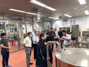 產發處長林志豐率地區水產養殖業者前往海大水產加值打樣中心觀摩交流,協助產業升級。(圖:產發處)