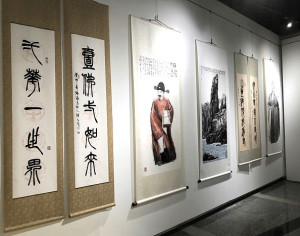 《藝起洄家》馬祖旅台藝術家聯展將於8日上午10時在民俗文物館一樓特展室開幕,展出9位旅台藝術家作品。(圖:縣府文化處)