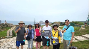 馬管處「行動旅服」志工身穿黃色背心,穿梭在各景點提供旅客諮詢等服務,營造友善旅遊環境。(圖:馬管處)