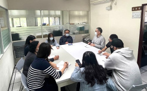 地政里程碑!地政局已完成東引鄉全部土地總登記業務,意即東引鄉再也沒有「無主土地」,圖為該局開會討論情形。(圖:連江縣地政局)