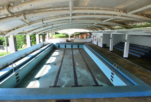 　東引燕秀游泳池環境老舊，漏水嚴重，鄉公所計畫另覓地點新建游泳池取代。（圖／文：陳其敏）