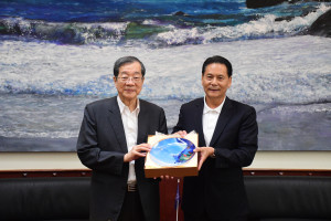 　考試院長黃榮村一行7日抵馬訪視，下午拜訪縣長就離島特考規劃交換意見，王忠銘希望多給地方照顧，讓政府美意達成目標。（圖／文：曹重偉）