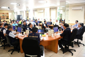 　離島特考敲定實施，考試院長黃榮村一行7日抵馬向縣長王忠銘告知這項好消息，並主持離島特考連江縣座談會。（圖／文：曹重偉）