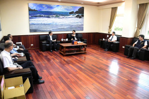 　考試院長黃榮村一行7日拜訪縣長，就離島特考規劃交換意見，王忠銘希望多給地方照顧，讓政府美意達成目標。（圖／文：曹重偉）