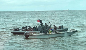 　海巡署艦隊分署馬祖海巡隊結合特勤能量威力掃蕩，日前查扣越界漁船，船上4人服刑完畢，無名漁船則依法沒入。（圖：馬祖海巡隊）