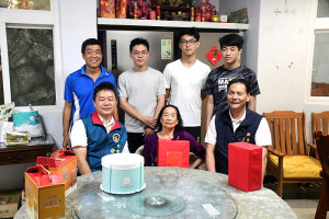 　馬祖村陳美金女士87歲生日，縣長王忠銘上午9時會同公所秘書徐雲輝等登門祝壽，子孫同堂展現大家庭濃郁溫馨氣息。（圖／文：曹重偉）