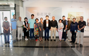　《藝起洄家》馬祖旅台藝術家聯展8日粉墨登場，創會長陳合成、會長周碧玉、曹松清、鄭愛華、曹賽娥、林國勇、陳品言、江善峰都返馬參加開幕式。（圖／文：曹重偉）