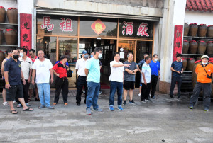　酒廠失火，王忠銘第一現場關心，感謝消防、義消全力灌救，也立即邀集酒廠人員召開應變會議。（圖／文：曹重偉）