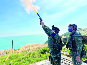 官兵實施信號槍射擊演練。（圖：丁駿驣）
