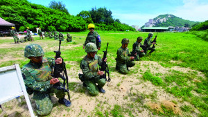 官兵於射擊後進行清、驗槍程序。（圖：姜智傑）