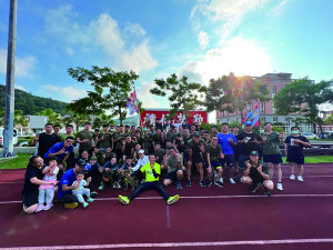 官兵於足壘球賽後合影。（圖：邱致傑）
