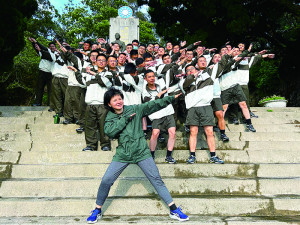 訓員於十烈士紀念碑合影留念。（圖：黃昱敏）