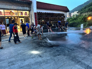 馬祖酒廠8日傍晚失火,消防、義消、警察全部動員救災,縣長王忠銘聞訊後到第一現場關心,肯定消防、義消全力灌救讓損失降到最低。(圖/文:曹重偉)