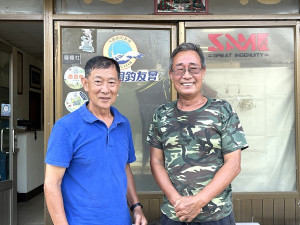 　橋仔社協完成新任理事長改選，原理事長黃德官（左）交棒給吳洪官（右）。（圖／文：陳鵬雄）