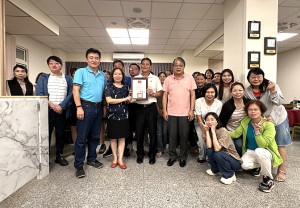 縣府主計處長曹少玉將於7月16日屆齡退休,縣府9日舉辦榮退餐會,由縣長王忠銘代表行政院長陳建仁轉贈服務獎章。(圖:連江縣政府)