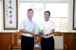 　基隆港務總隊福澳中隊將進駐新旅運大樓二樓辦公，總隊長林溫柔一行專程來馬拜會縣長王忠銘、議長張永江、副議長林明揚表達感謝。（圖／文：曹重偉）