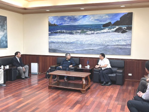 國科會副主委林敏聰、海大校長許泰文10日拜訪縣長王忠銘。(圖:文/馮紹夫)