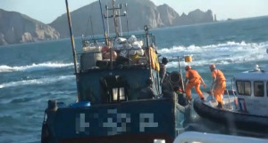 第十一巡防區指10日17時許發現一艘不明目標航入東引海域,通報馬祖海巡隊前往辨識及查處,扣留該船帶返南竿福澳港偵辦(圖:馬祖海巡隊)