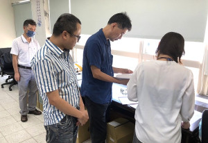 　112年高普考11日順利結束，馬祖考區最後2天到考率83.33%，工作人員仔細核對各節應考名單及盤點剩餘考卷等物品謹慎裝箱。（圖／文：曹重偉）