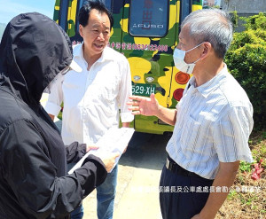 連江縣公共汽車管理處東引鄉簡易型轉運站已完成規劃設計,議長張永江、公共汽車處處長盧進發實地會勘工程用地範圍及討論未來施工注意事項。(圖:連江縣議會)