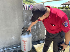 　北竿后澳一民宅疑似在換瓦斯時沒把頭鎖緊，發生瞬間回火現象險釀火災。（圖／文：陳鵬雄）