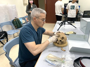 文化處邀請國際考古專家修補亮島人耳骨及進行3D人骨掃描。(圖/文:林冰芳)
